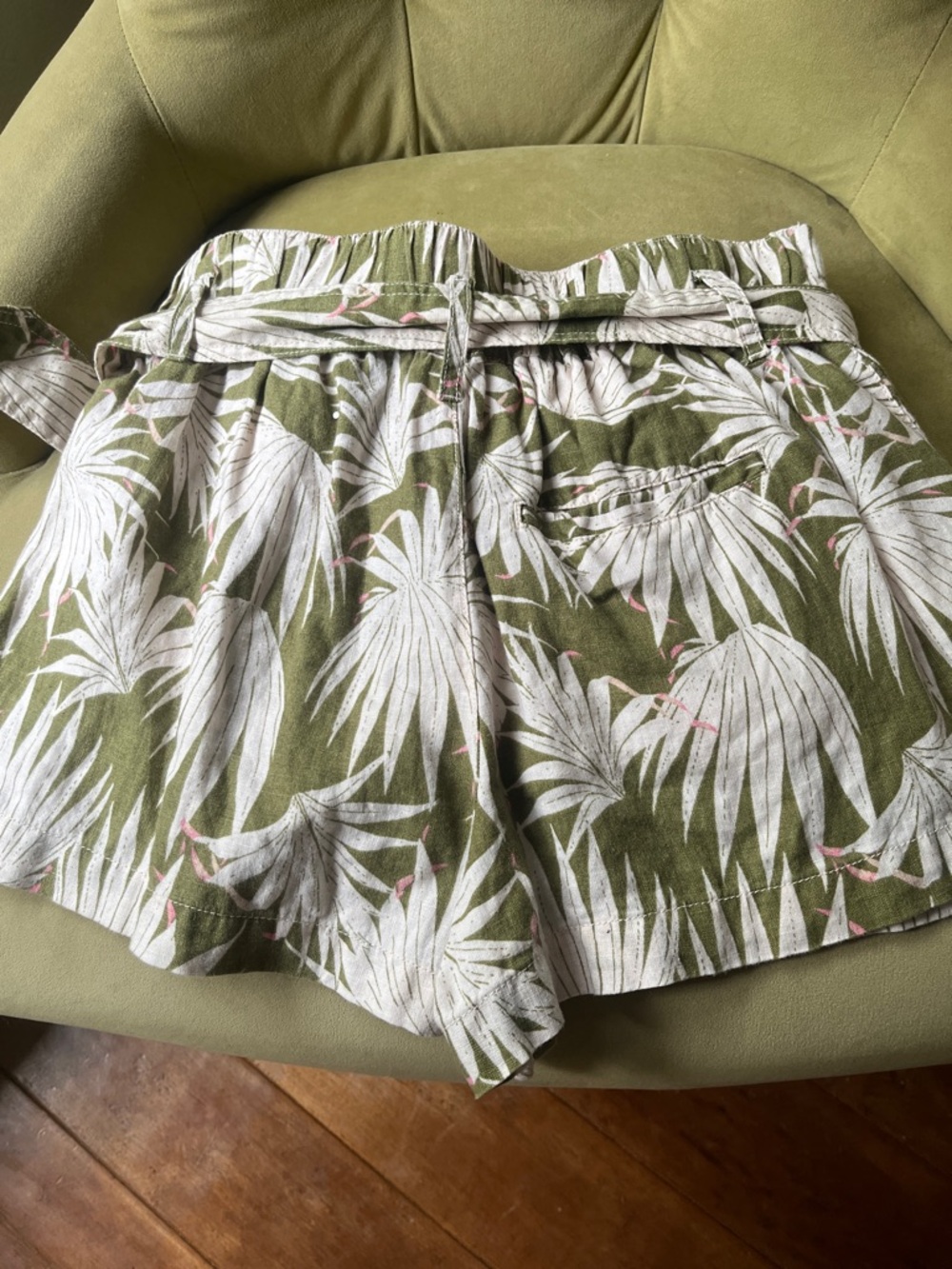 Tahari Woman Olive and White High-Waist Tropical Print Shorts 100% linen - Picture 2 of 4